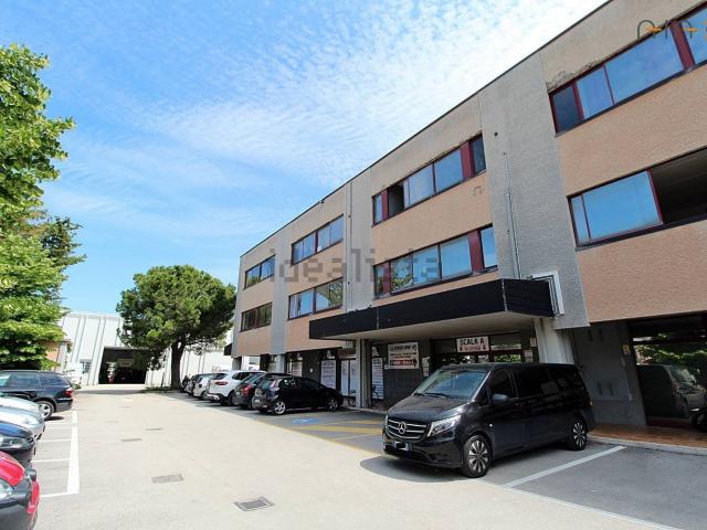 Ufficio in vendita di 155 m² in Via Pomezia, 6