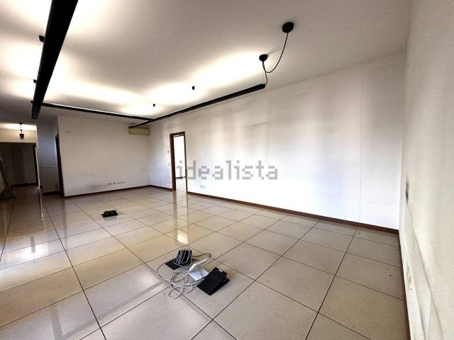 Ufficio in vendita di 157 m² in Via Gardesana, 117