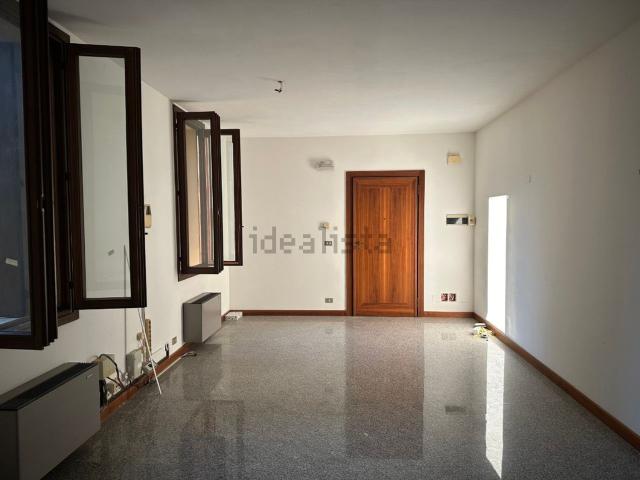 Ufficio in vendita di 157 m² in Via San Fermo, 3