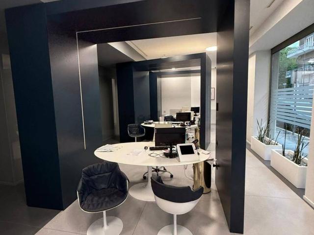Ufficio in vendita di 150 m² in Via Milano, 16