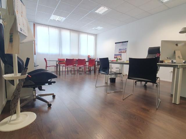 Ufficio in vendita di 150 m² in Viale dell&apos Industria