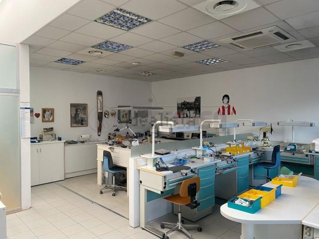 Ufficio in vendita di 150 m² in Viale dell&apos Industria