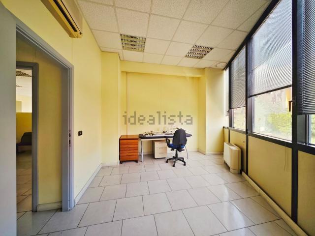 Ufficio in vendita di 164 m² in Via Brigata Partigiana Ugo Muccini, 92