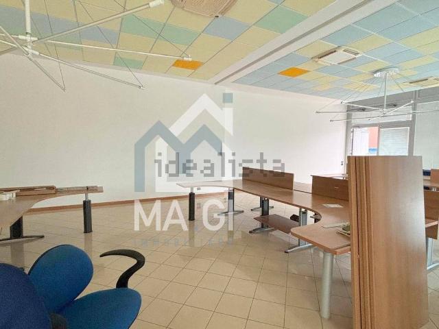 Ufficio in vendita di 165 m² in Via le Canevare