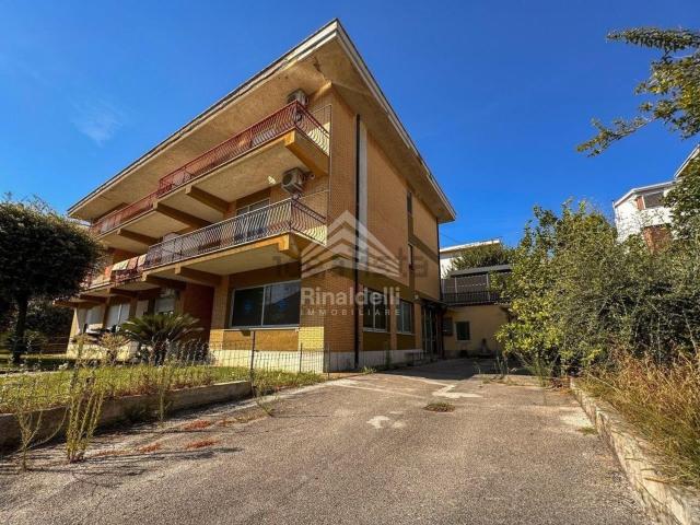 Ufficio in vendita di 160 m² in Via Merano, 9