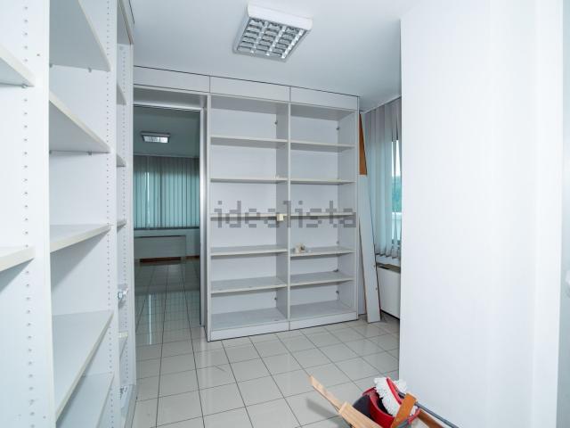 Ufficio in vendita di 161 m² in Via Achille Grandi, 10