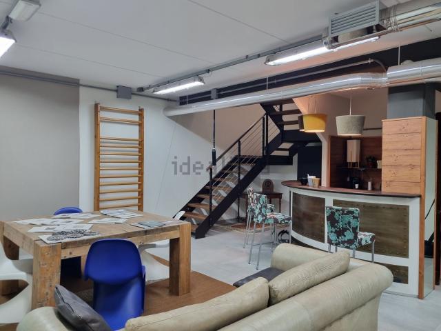 Ufficio in vendita di 162 m² in Via G. Leopardi