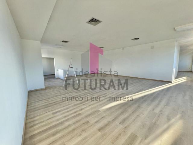 Ufficio in vendita di 174 m² in Via Negrin