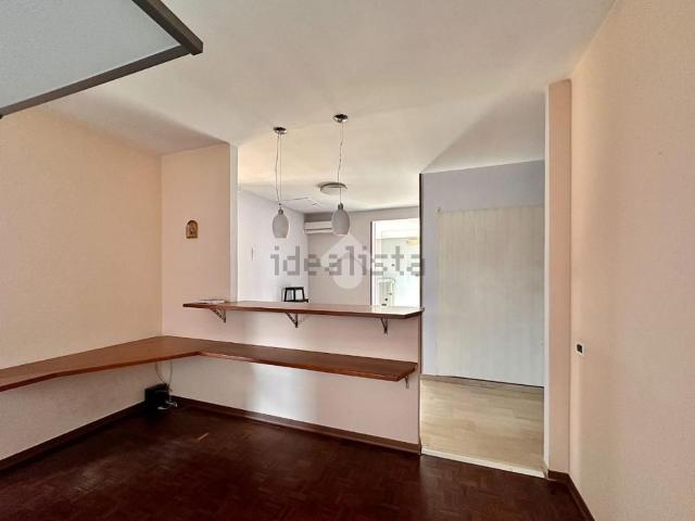 Ufficio in vendita di 177 m² in Via F. Petrarca, 4