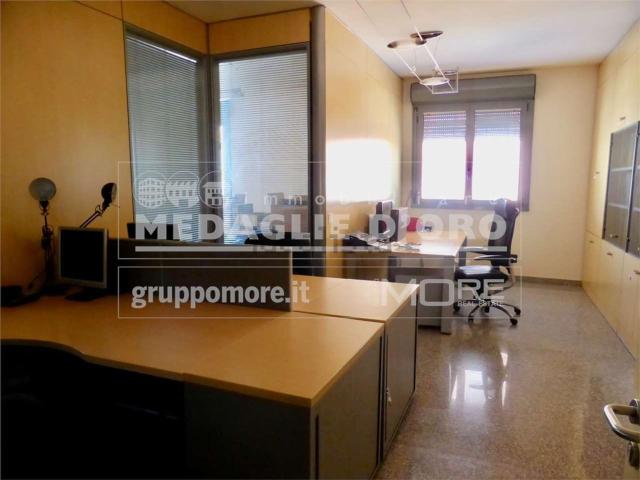 Ufficio in vendita di 170 m² in Via Guglielmo Zucconi
