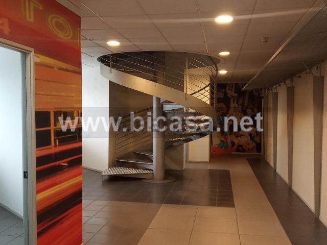 Ufficio in vendita di 1856 m² in Via Lino Liuti