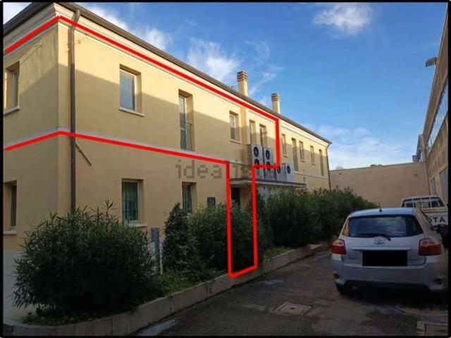 Ufficio in vendita di 197 m² in Via E. Mattei