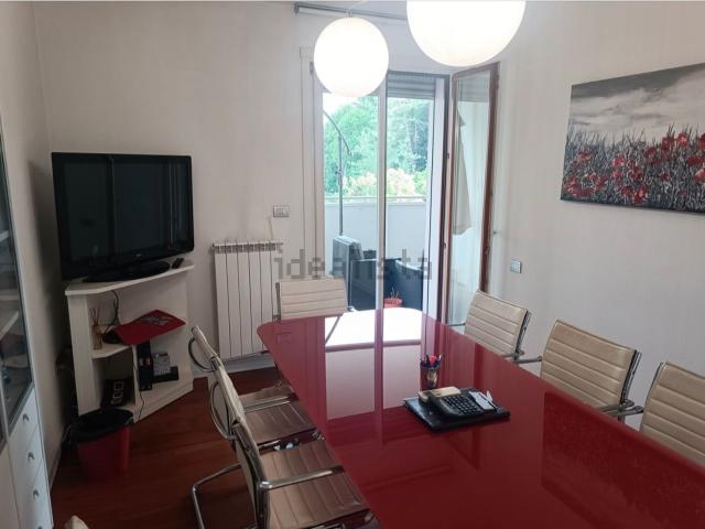 Ufficio in vendita di 192 m² in Via Riccardo Zandonai