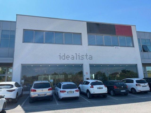 Ufficio in vendita di 211 m² in Via Luigi Einaudi