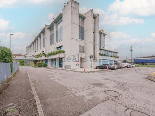 Ufficio in vendita di 205 m² in Via Adolfo Vital