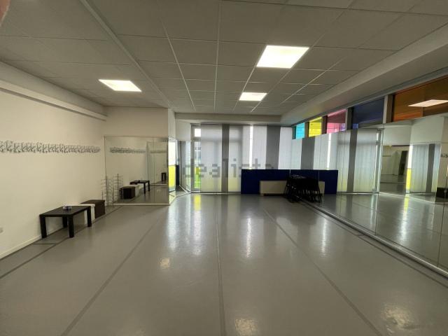 Ufficio in vendita di 208 m² in Via Pra&apos  Bordoni, 59