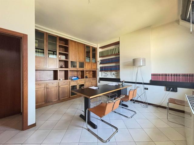 Ufficio in vendita di 200 m²