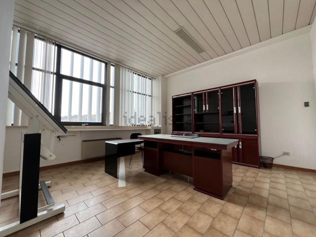 Ufficio in vendita di 200 m² in Via degli Abeti