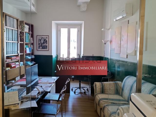 Ufficio in vendita di 200 m² in Via Giuseppe Garibaldi