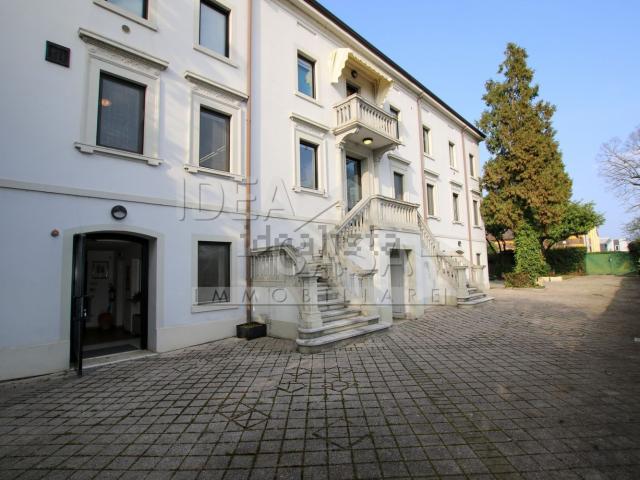 Ufficio in vendita di 201 m² in Via per Concordia, 46