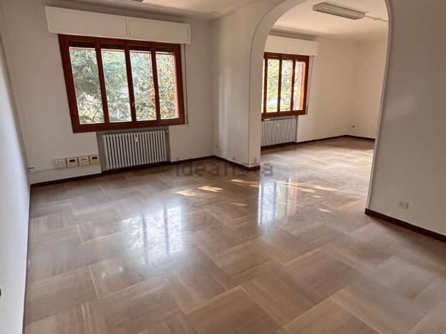 Ufficio in vendita di 202 m² in Via Renato Fucini, 14