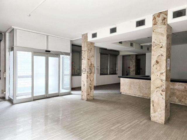 Ufficio in vendita di 2035 m² in Viale Europa, 9