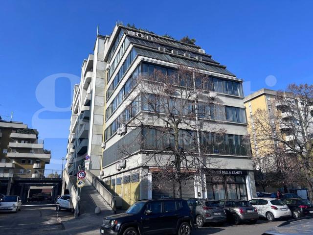 Ufficio in vendita di 203 m² in Via E. Rainusso