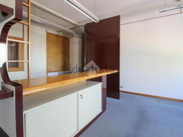 Ufficio in vendita di 215 m² in Via Radici in Monte