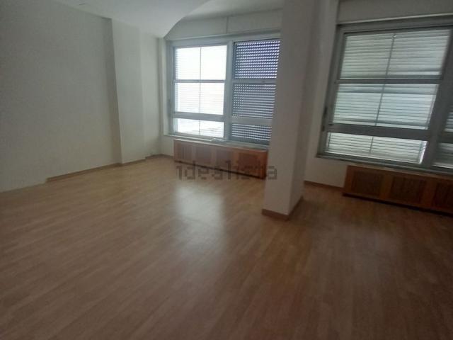 Ufficio in vendita di 216 m² in Piazza Cavour