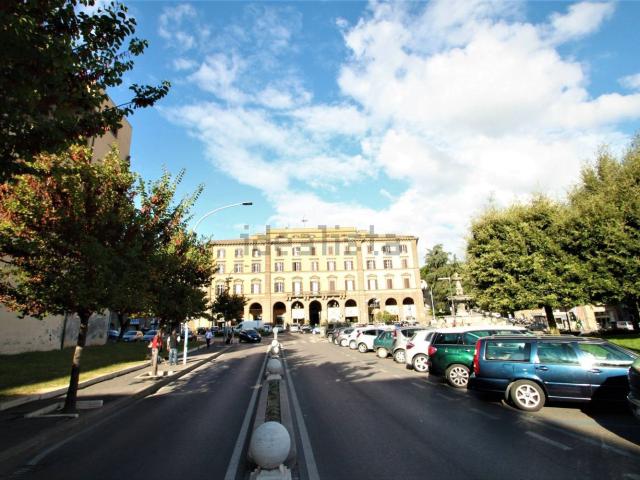 Ufficio in vendita di 210 m² in Piazza della Rocca
