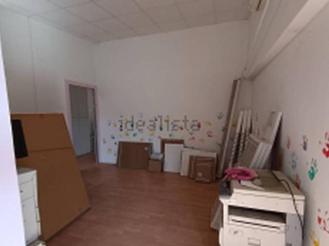 Ufficio in vendita di 211 m² in Via Ferrante Ferranti