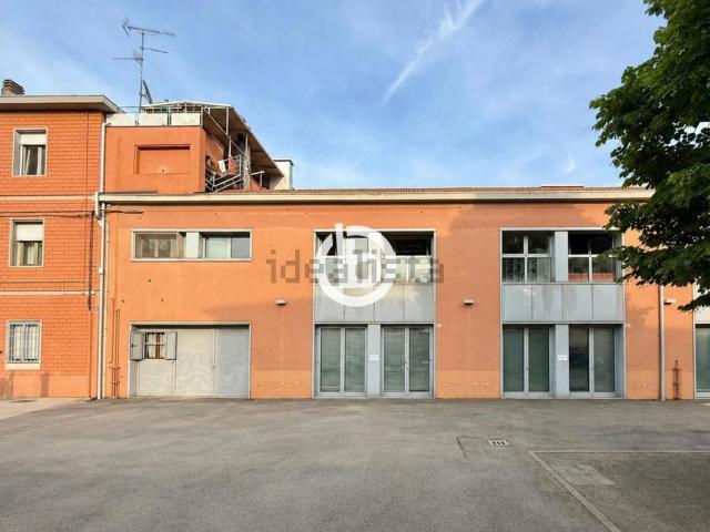 Ufficio in vendita di 212 m² in Via della Croce Coperta, 11