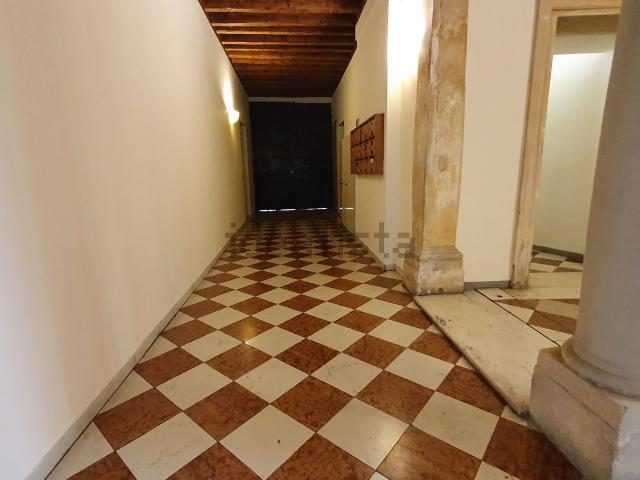 Ufficio in vendita di 225 m² in Via Zabarella, 37
