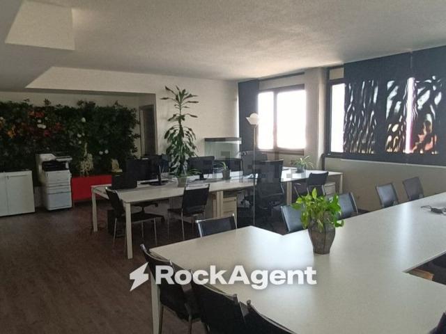 Ufficio in vendita di 228 m² in Via Lisbona, 10