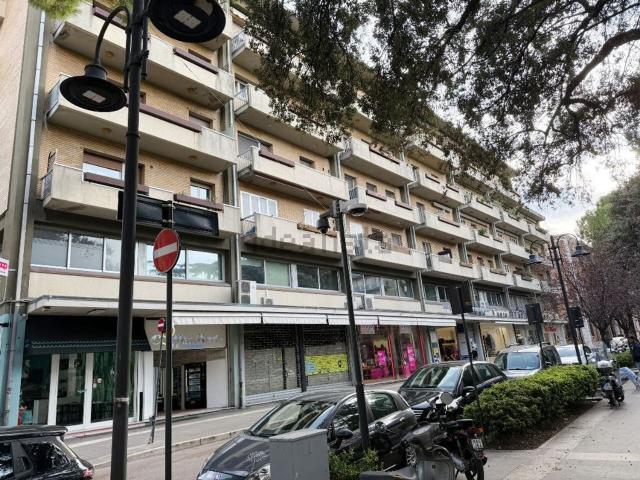 Ufficio in vendita di 220 m² in Piazza Luigi Ferrari