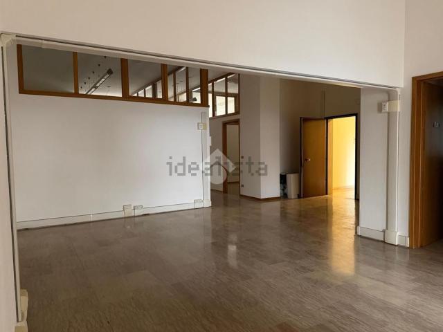 Ufficio in vendita di 220 m² in Via Guglielmo Oberdan, 28