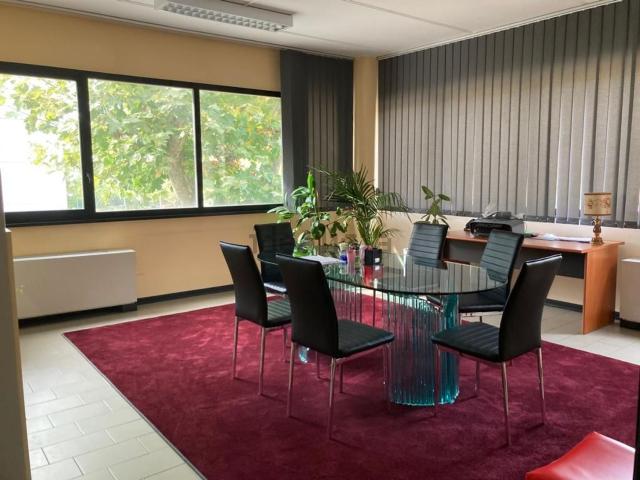 Ufficio in vendita di 220 m² in Via Gagarin