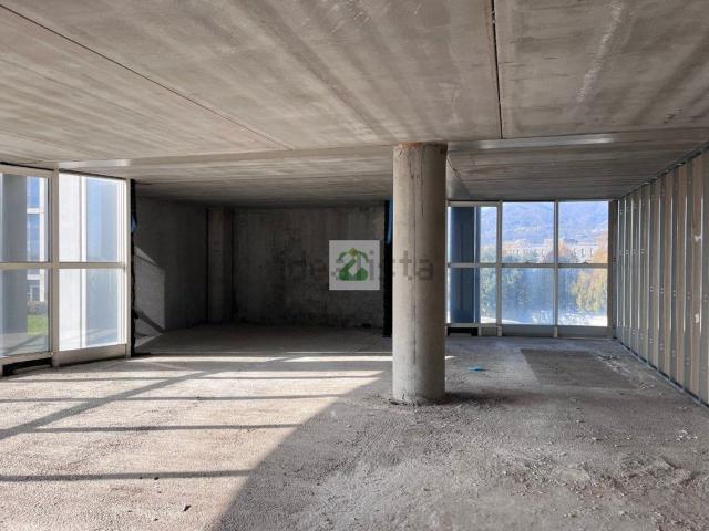 Ufficio in vendita di 220 m² in Via Luigi Dalla Via
