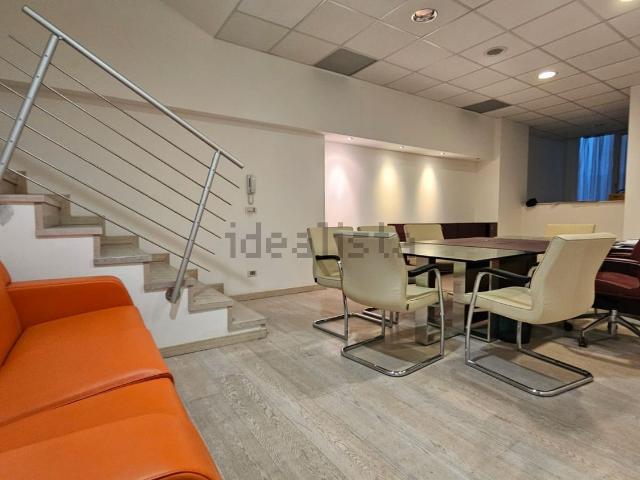Ufficio in vendita di 220 m² in Via Ugo Bassi