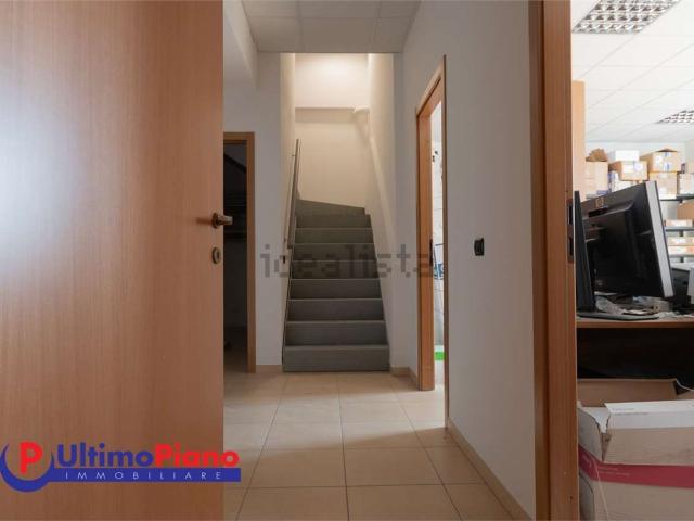 Ufficio in vendita di 235 m² in Via Lavoratori Vittime del Col du Mont, 21
