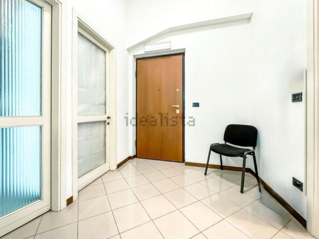 Ufficio in vendita di 239 m² in Corso Sempione, 27