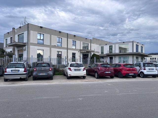 Ufficio in vendita di 2300 m² in Via Po, 113