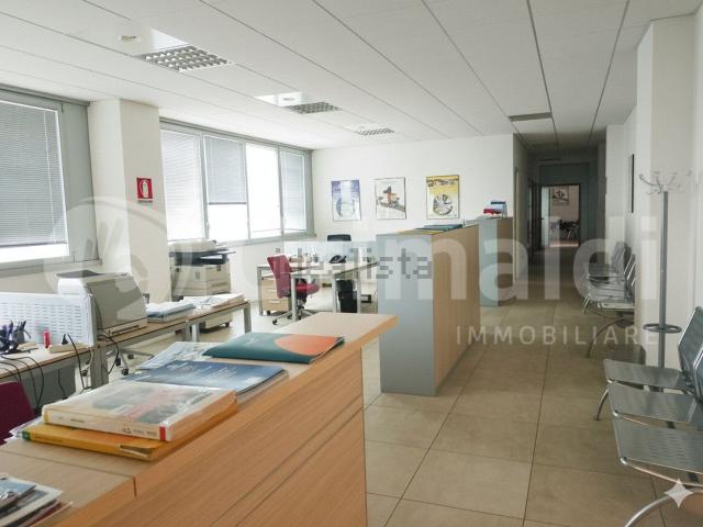 Ufficio in vendita di 230 m² in Via Meuccio Ruini, 74