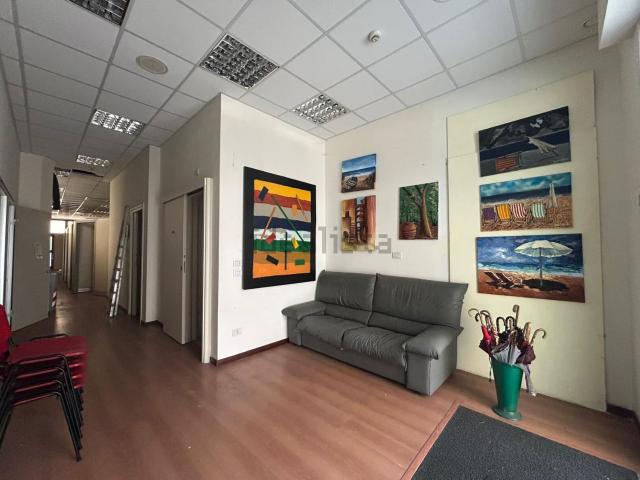 Ufficio in vendita di 230 m² in Via Sarzana, 91