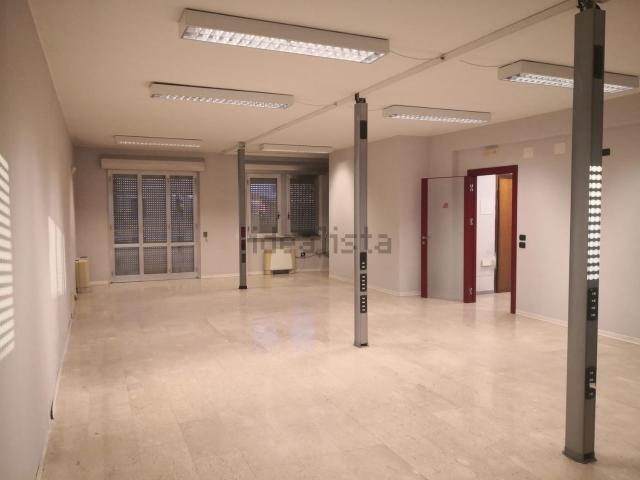 Ufficio in vendita di 232 m² in Largo Erfurt, 7