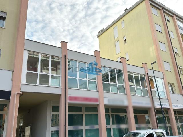Ufficio in vendita di 232 m² in Via Ubaldo Comandini, 4