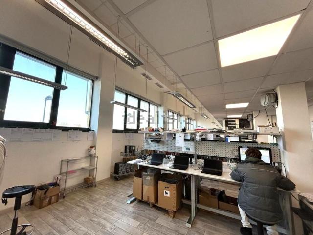 Ufficio in vendita di 244 m² in Via Padova, 13