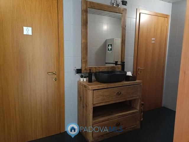Ufficio in vendita di 2400 m² in Via XXV Aprile, 2