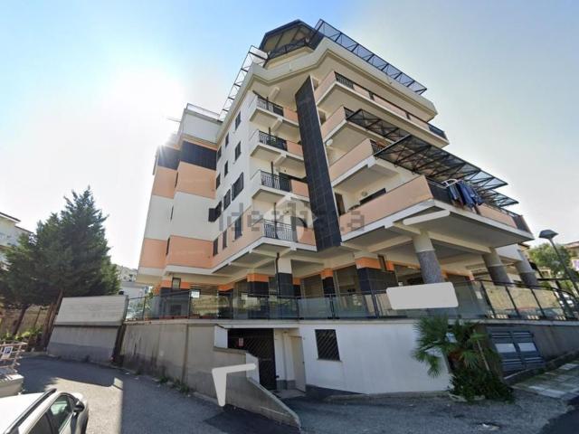 Ufficio in vendita di 240 m² in Via Gabriele e Guido Pizzuti, 11