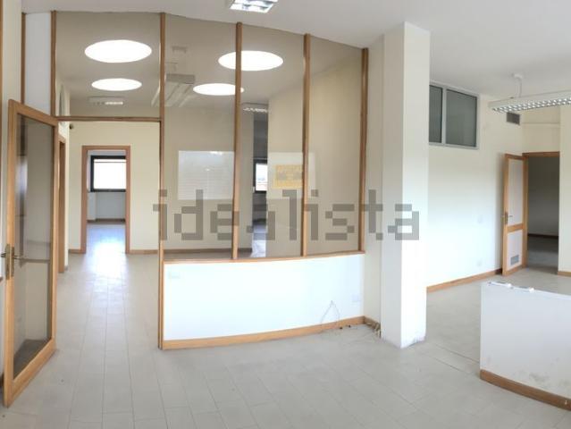 Ufficio in vendita di 240 m² in Via Papa Giovanni XXIII